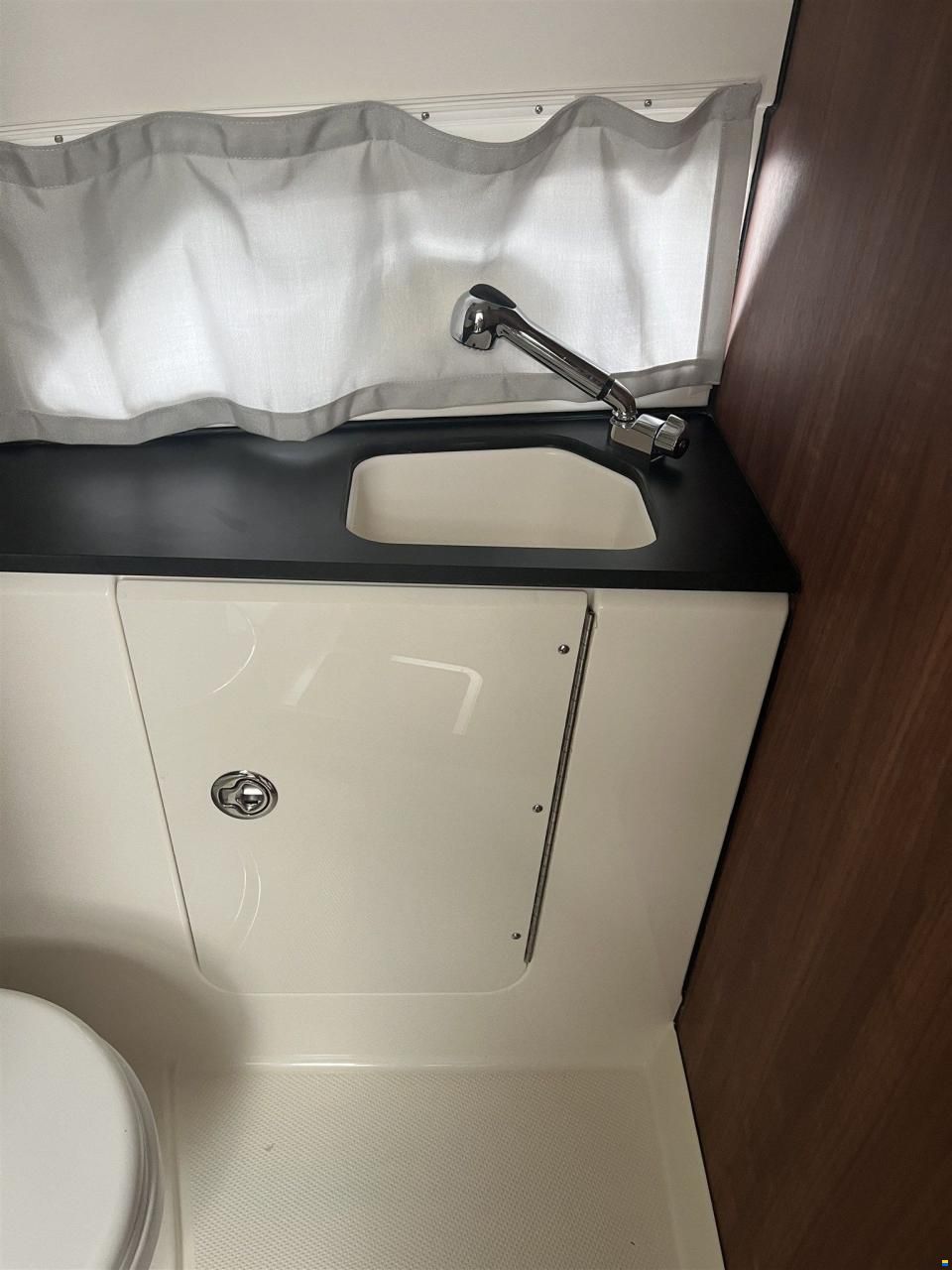 Quicksilver Active 875 sundeck