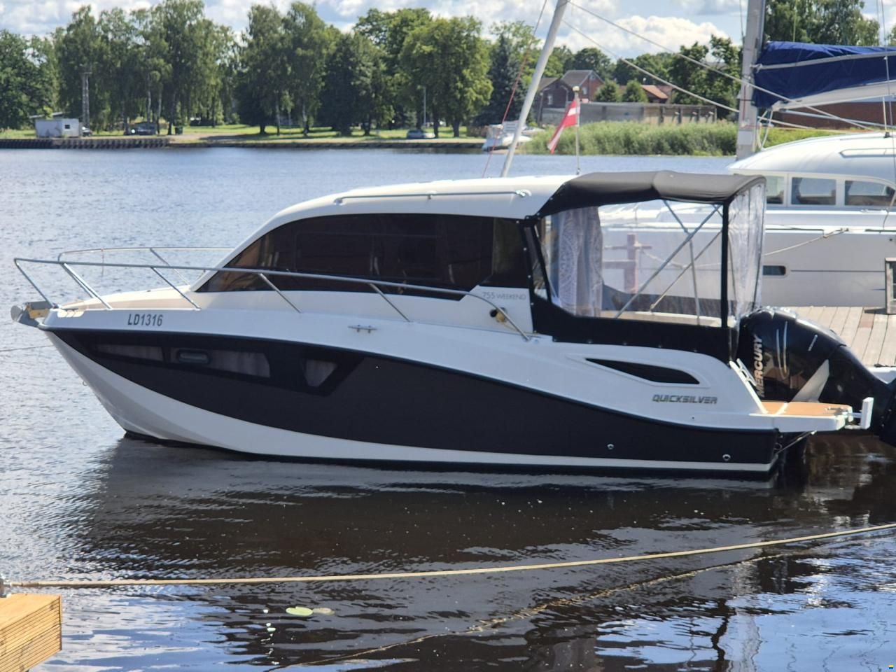Quicksilver 755 Weekend