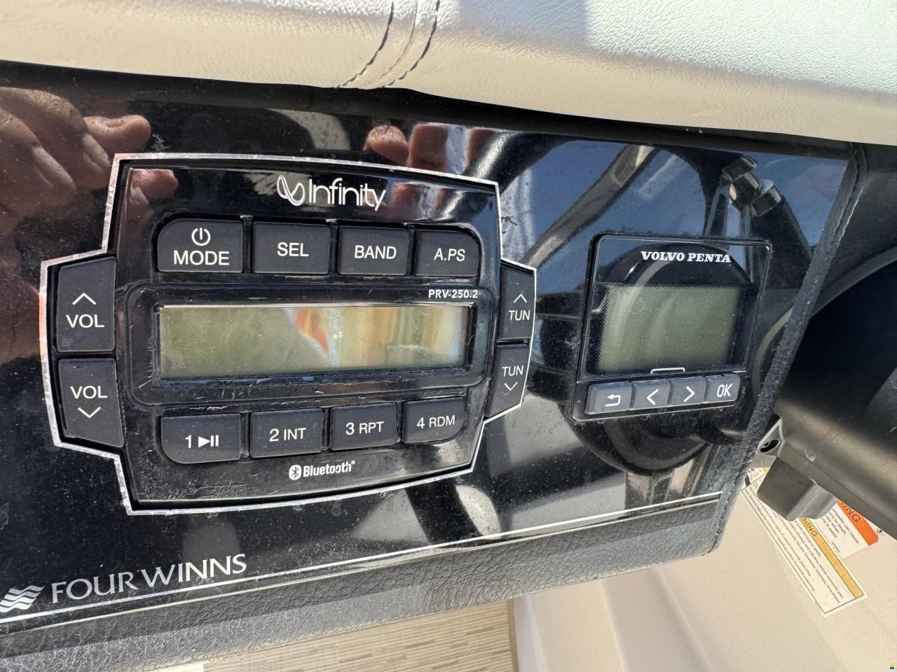 Four Winns H260