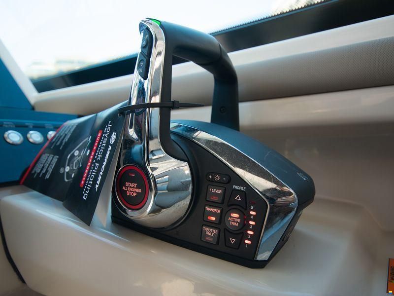 Boston Whaler Vantage 330