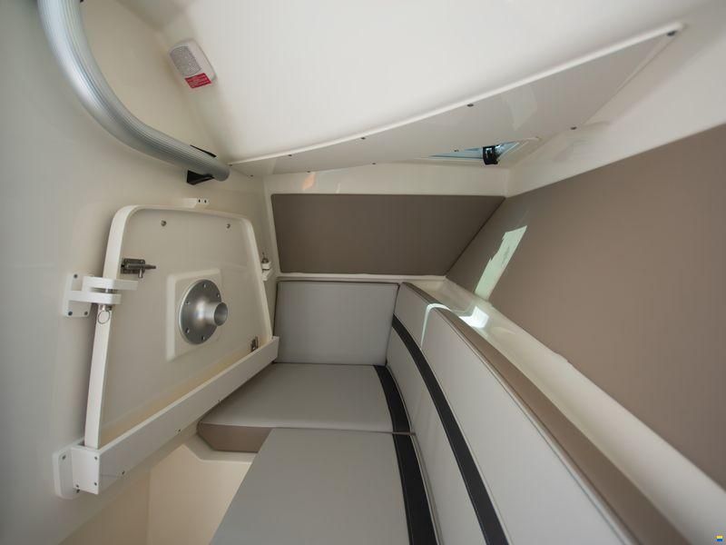 Boston Whaler Vantage 330