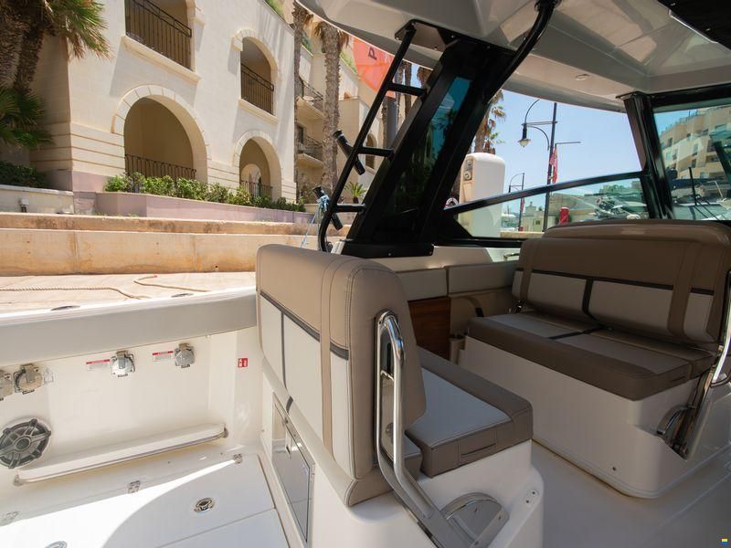 Boston Whaler Vantage 330