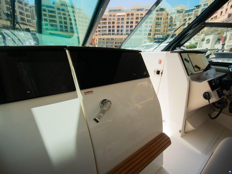 Boston Whaler Vantage 330