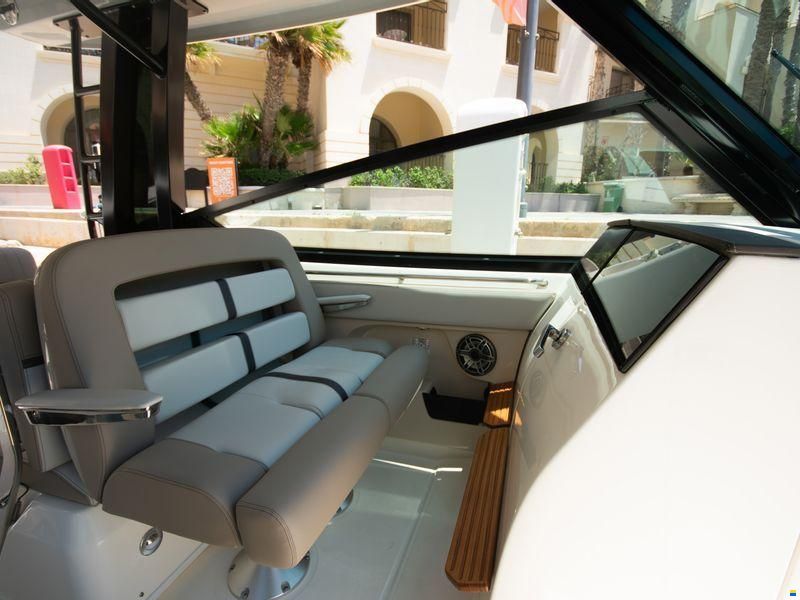 Boston Whaler Vantage 330