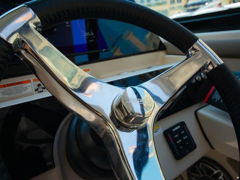 Boston Whaler Vantage 330