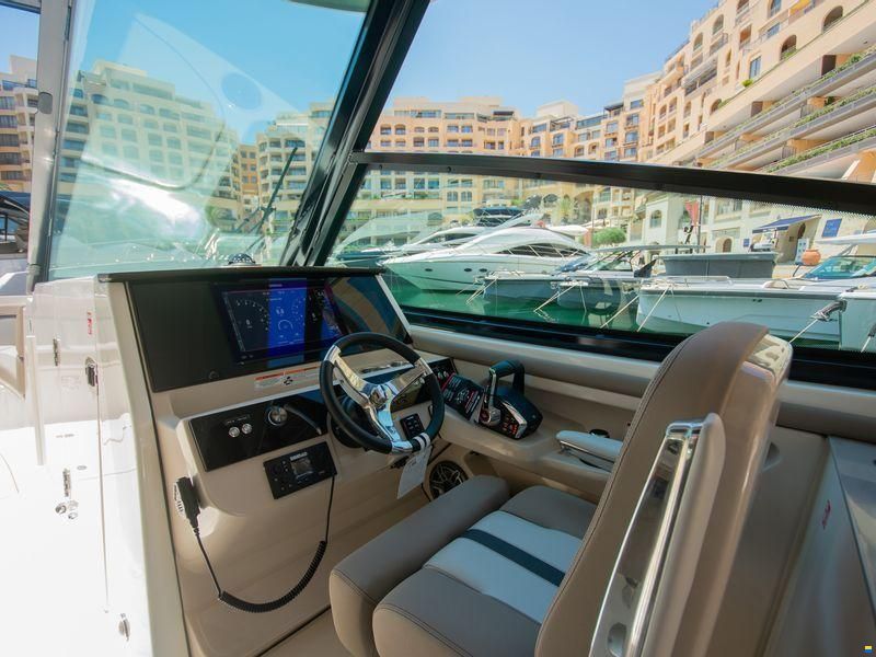 Boston Whaler Vantage 330