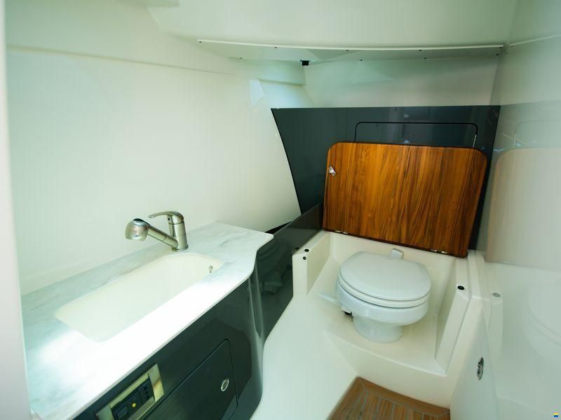 Boston Whaler Vantage 330