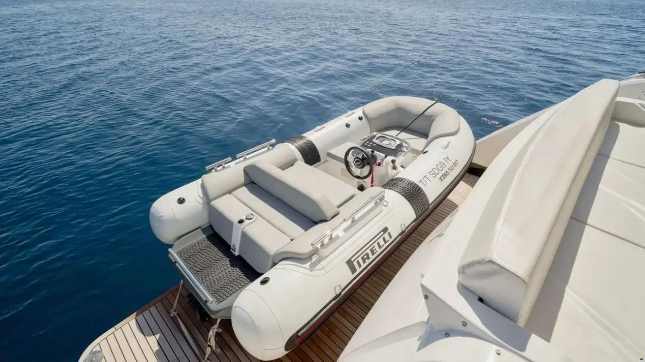 Ferretti 720