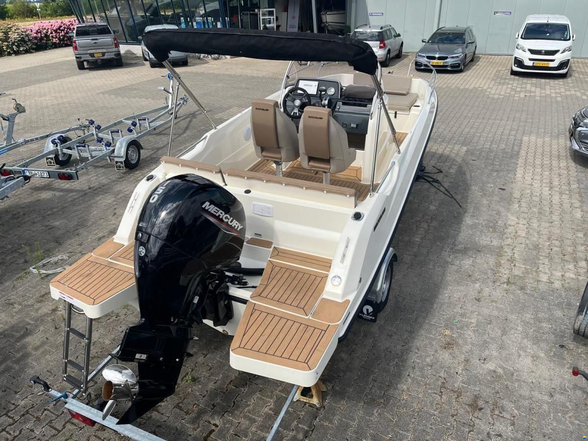 Quicksilver 555 Cabin