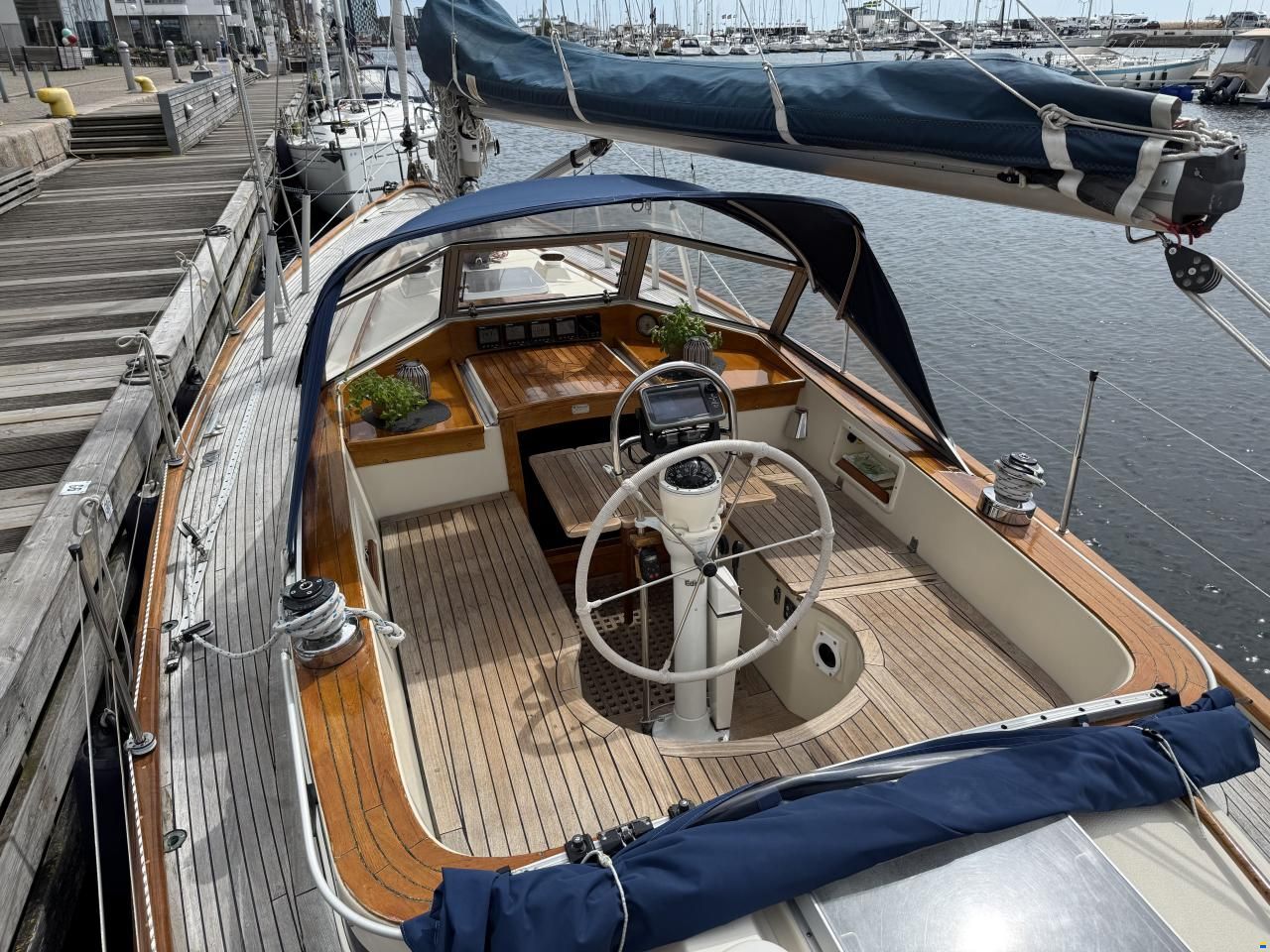 Hallberg-Rassy 352