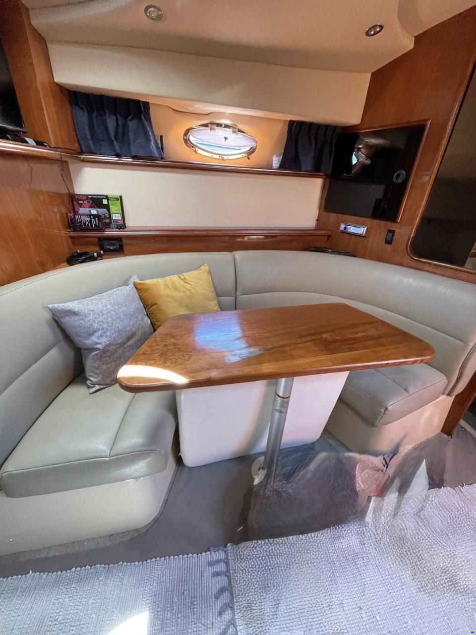 Cruisers 320 Express