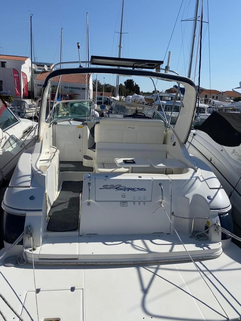 Cruisers 320 Express