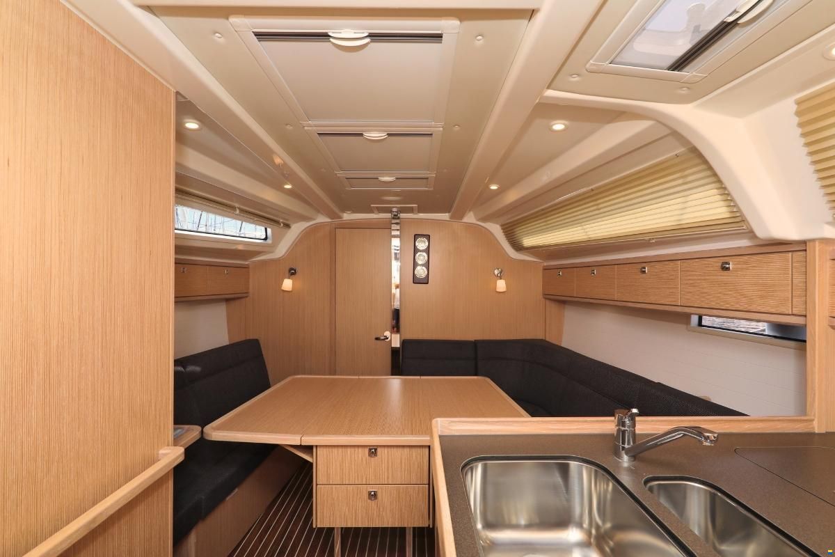 Bavaria CRUISER 37