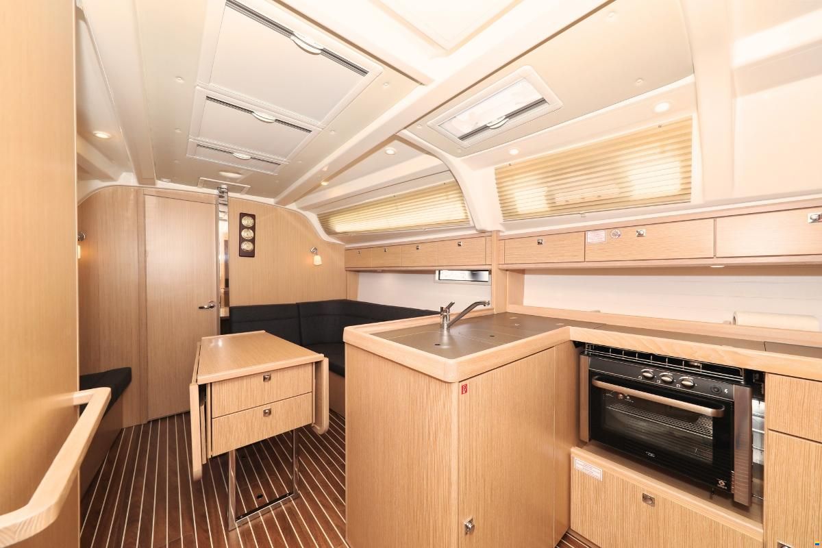 Bavaria CRUISER 37