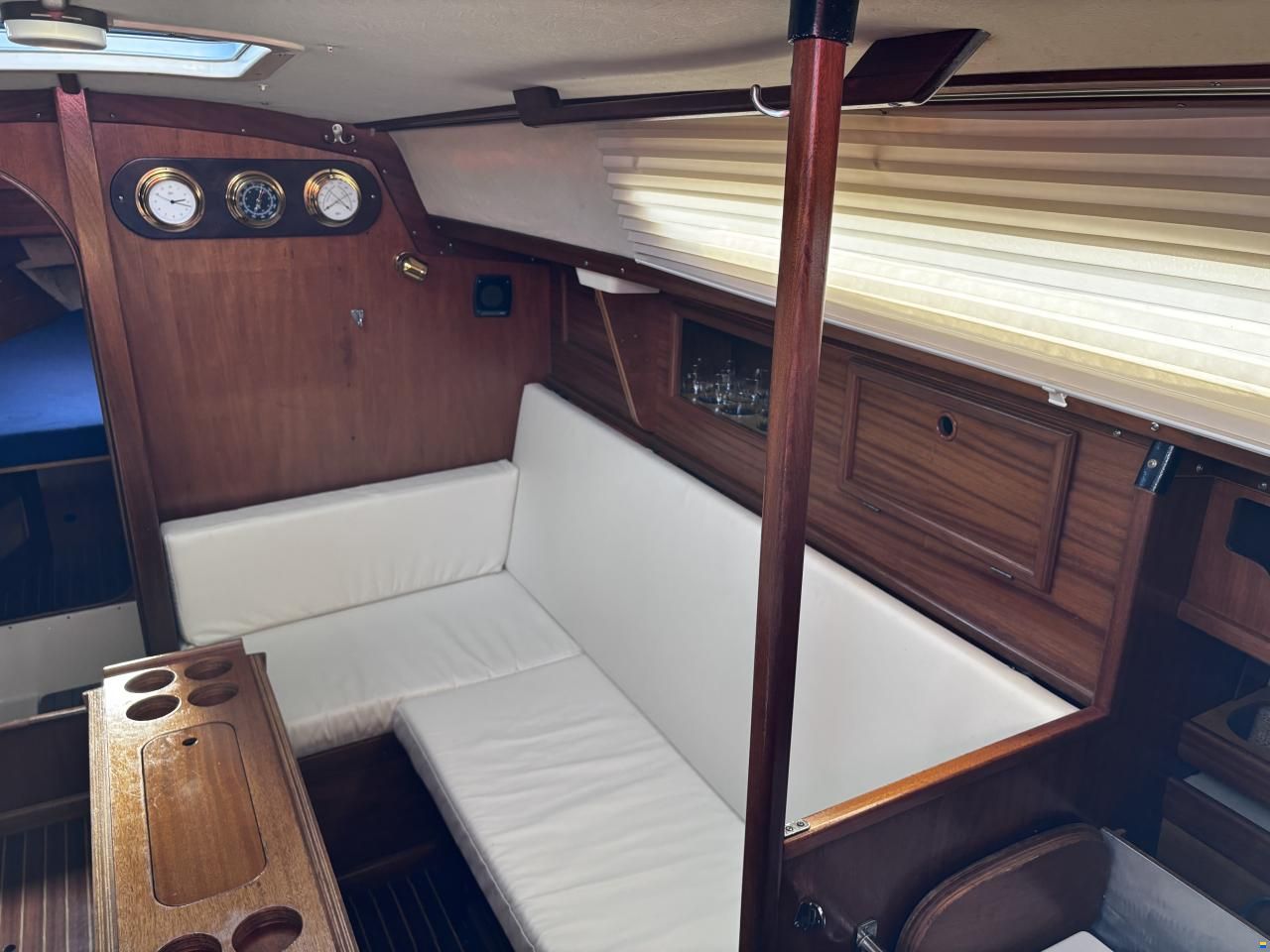 Bavaria 890