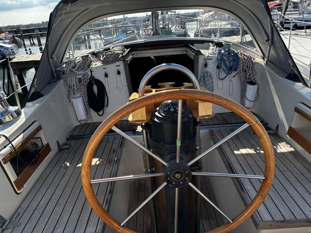 Bavaria 890