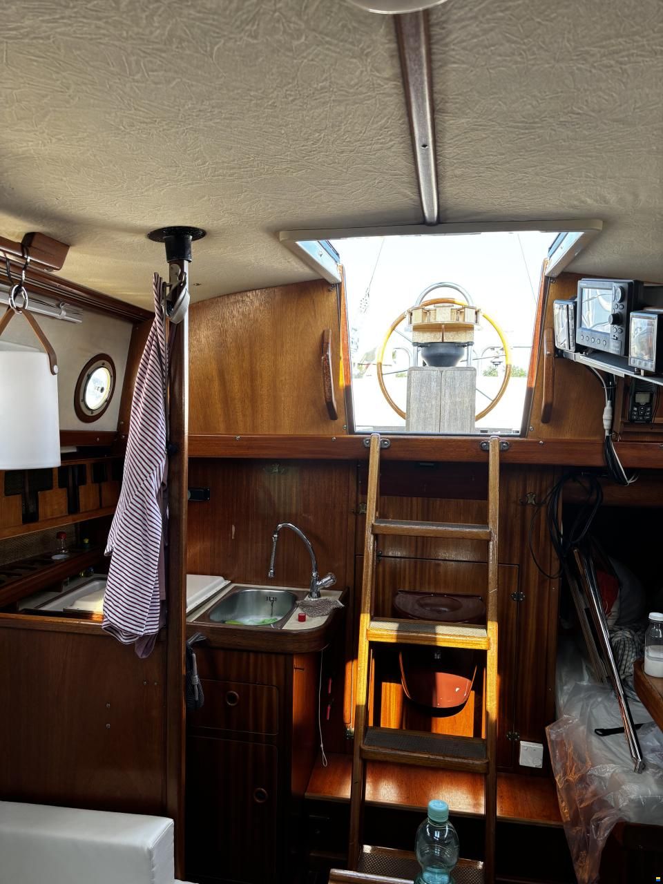 Bavaria 890
