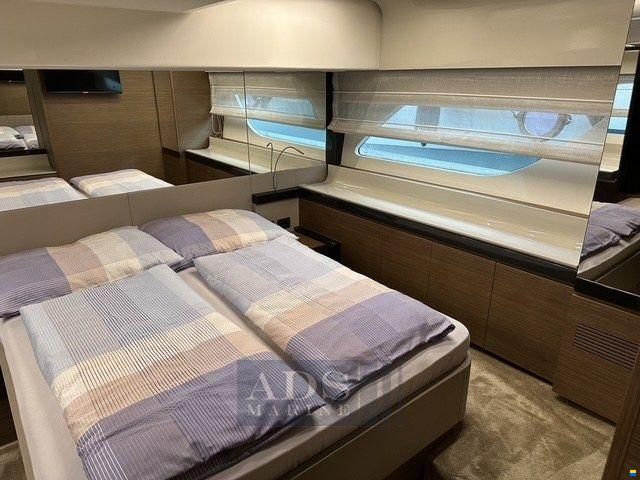 Ferretti 550