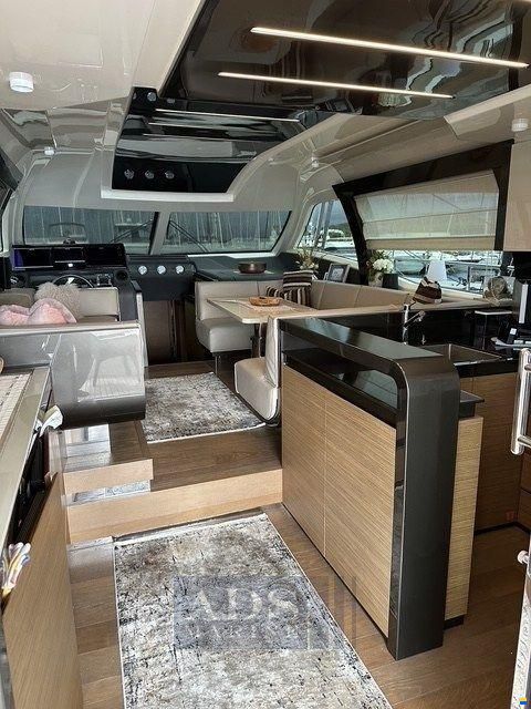 Ferretti 550