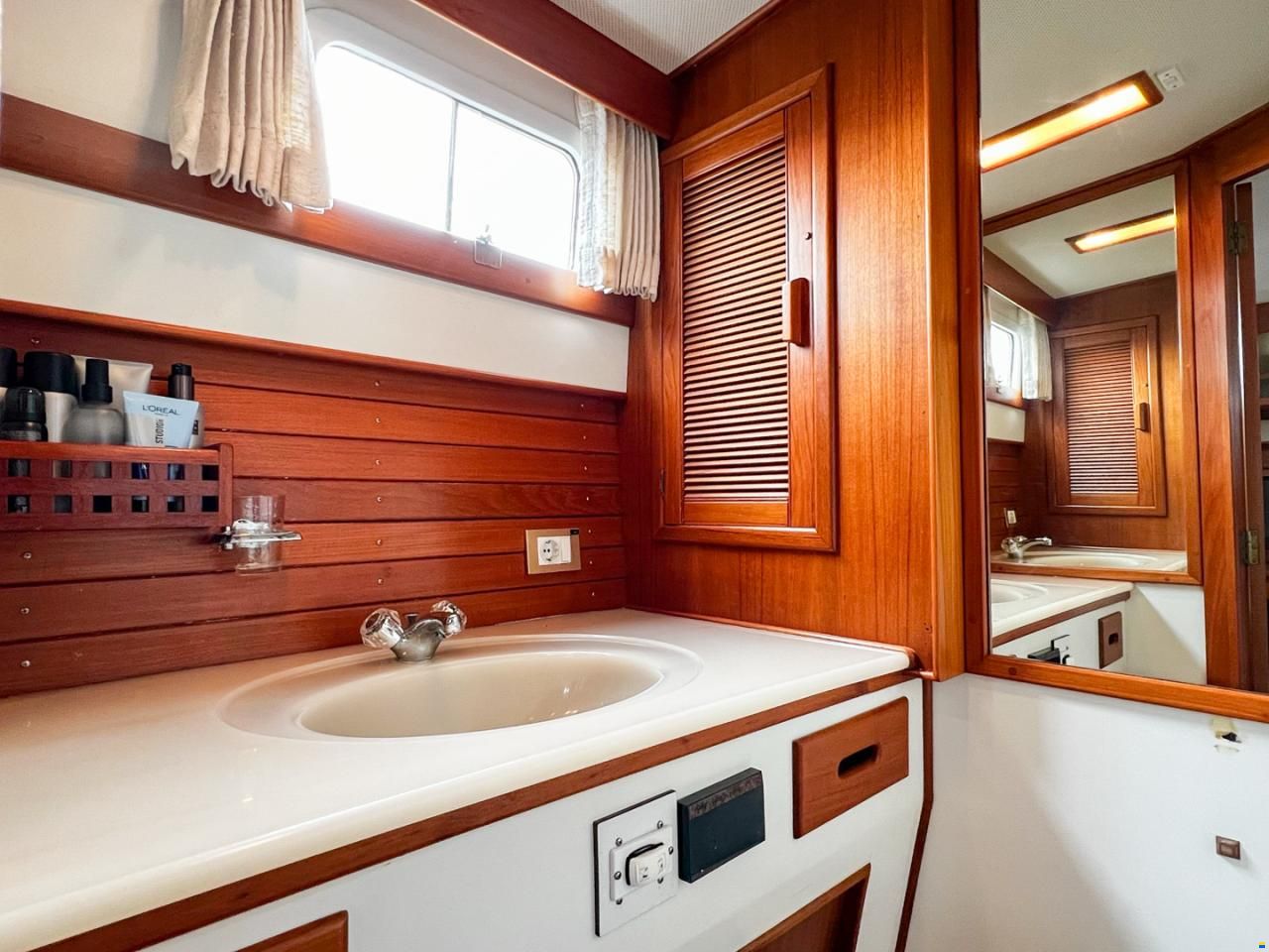 American Marine 42 Motoryacht