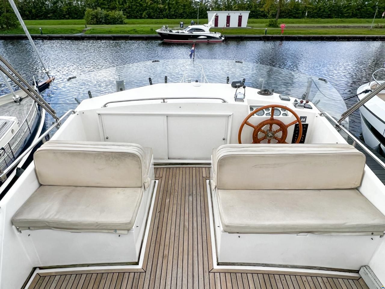 American Marine 42 Motoryacht