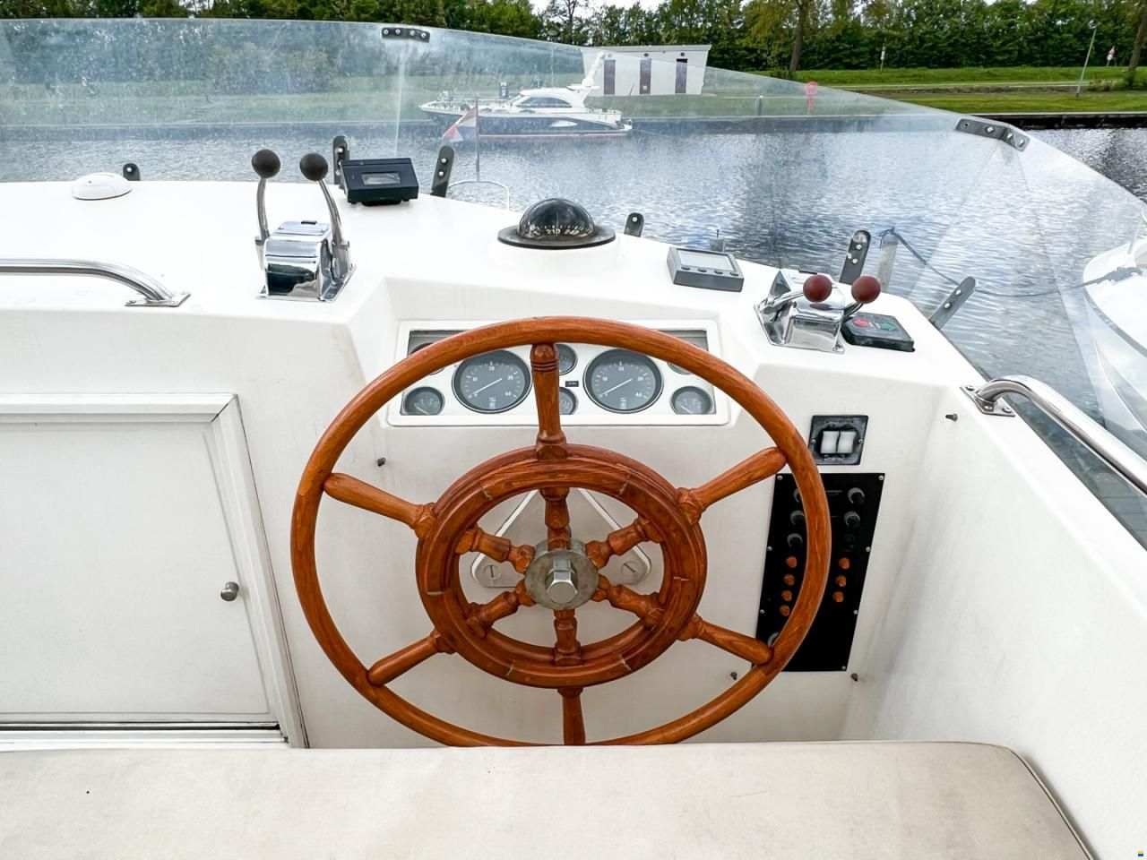 American Marine 42 Motoryacht