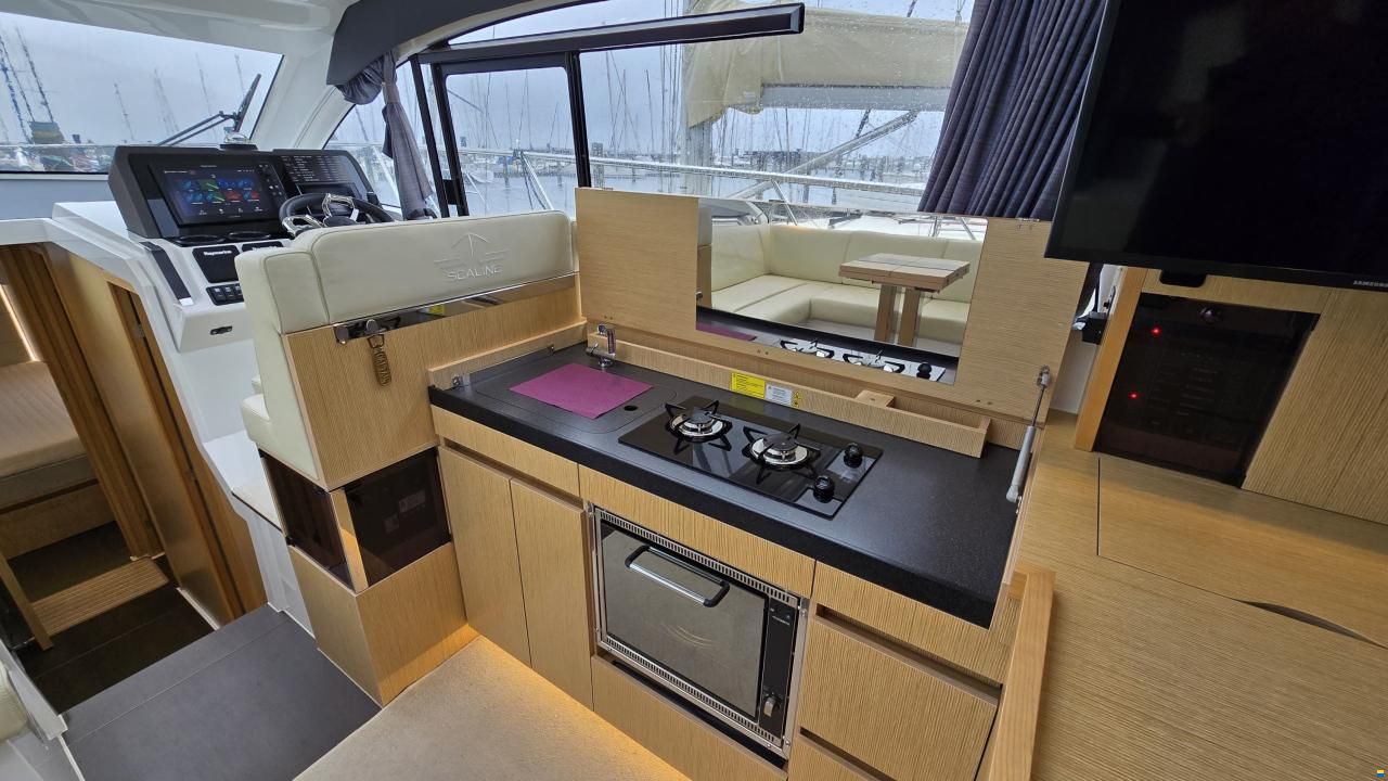 Sealine C390