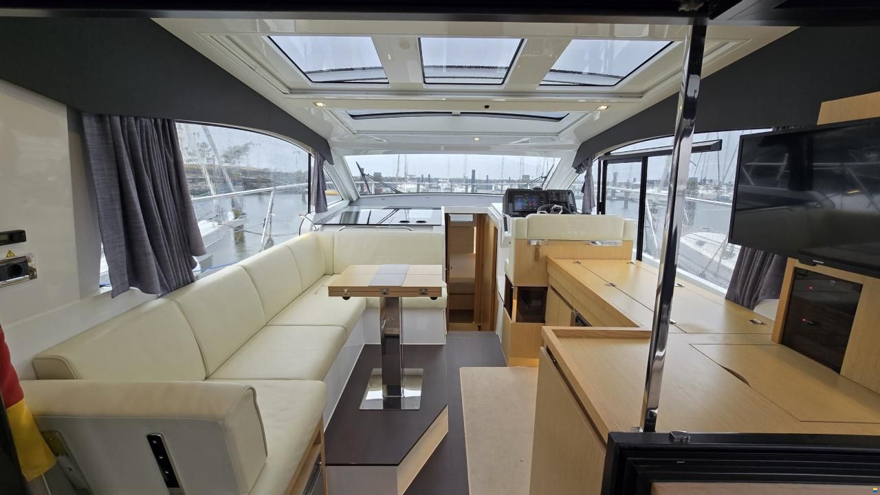 Sealine C390