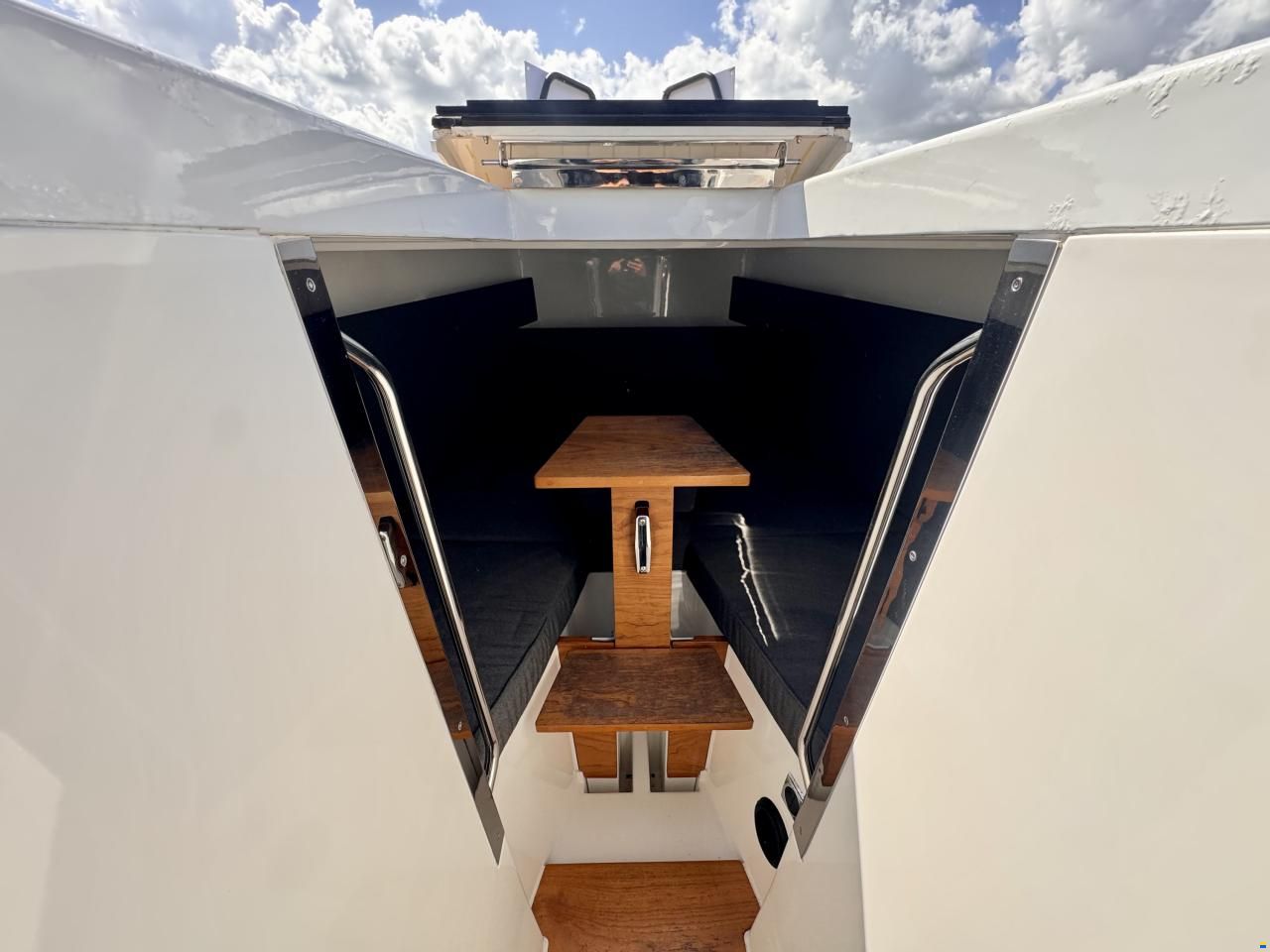 XO Boats 270 RS Front Cabin OB