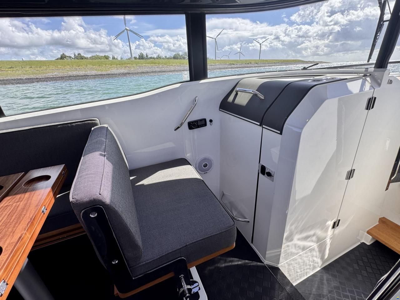 XO Boats 270 RS Front Cabin OB
