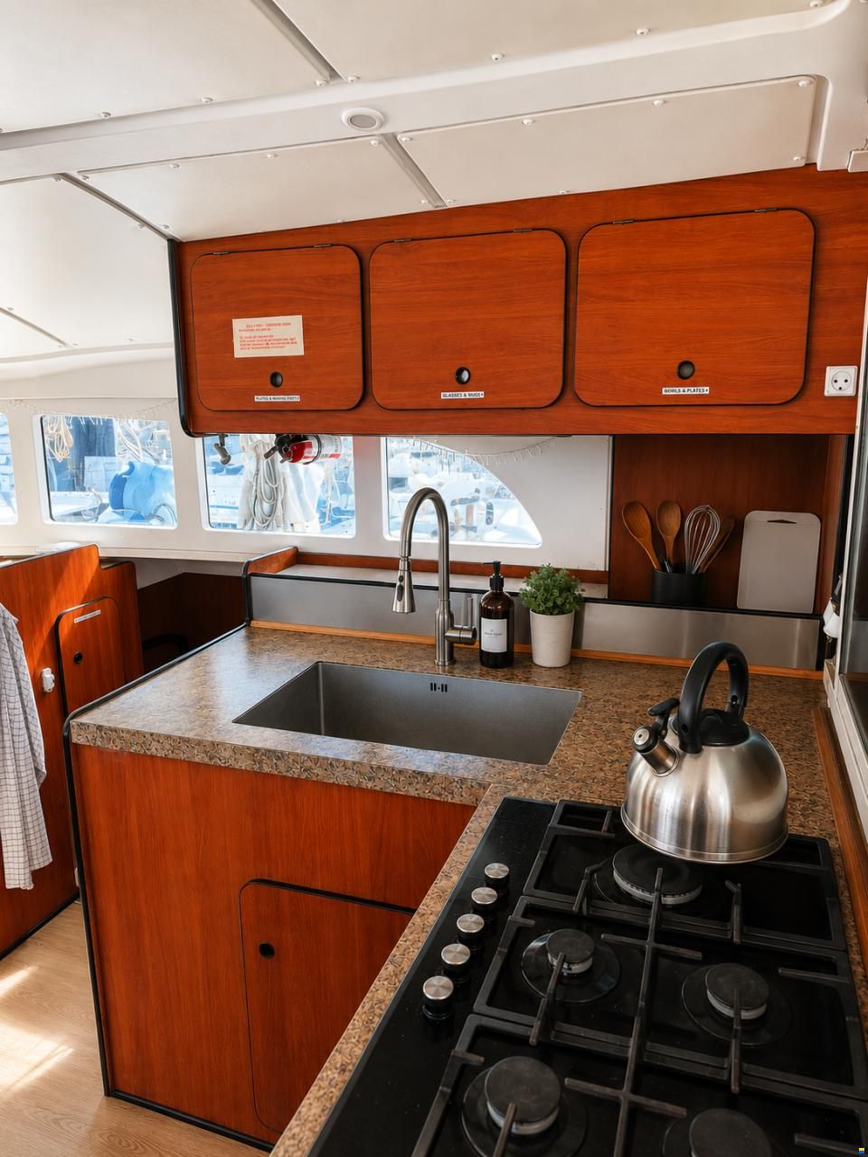 Lagoon 570 Switch