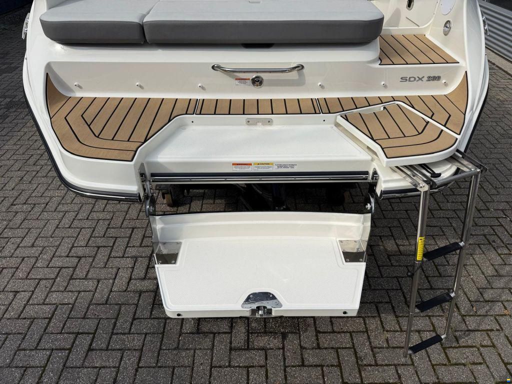 Sea Ray SDX 230