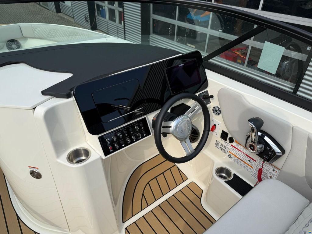 Sea Ray SDX 230