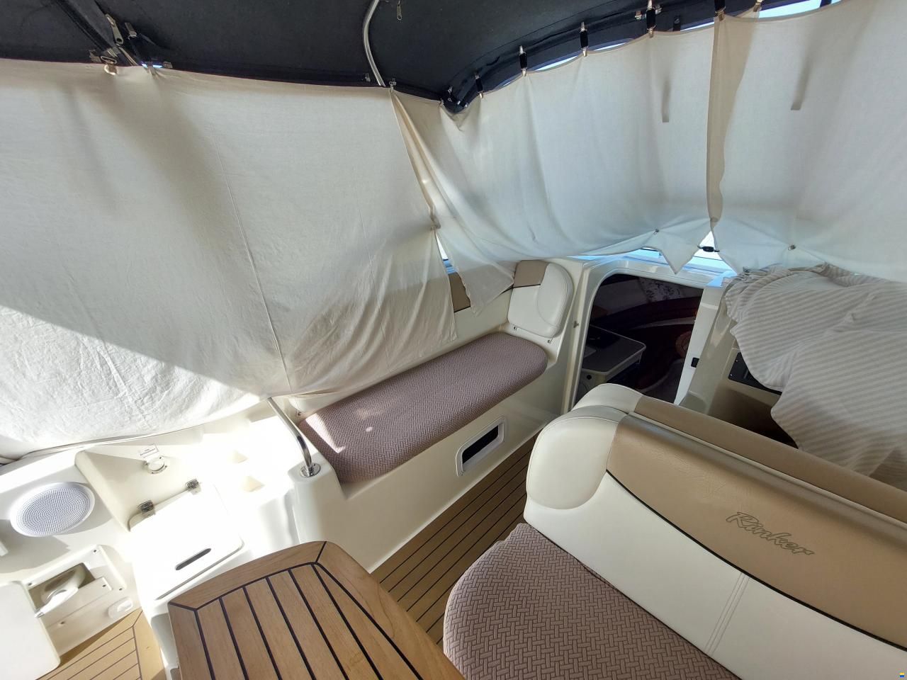 Rinker Fiesta Vee 242