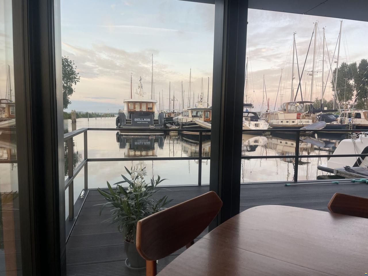 TMB60eco Houseboat Bij Rotterdam Ligplaa