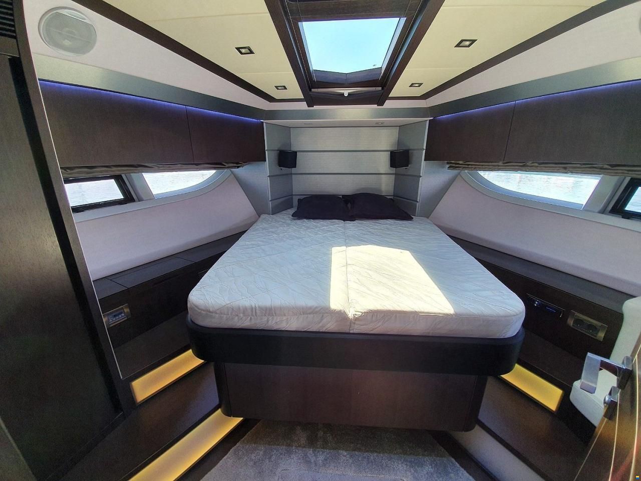 Galeon 700 Skydeck