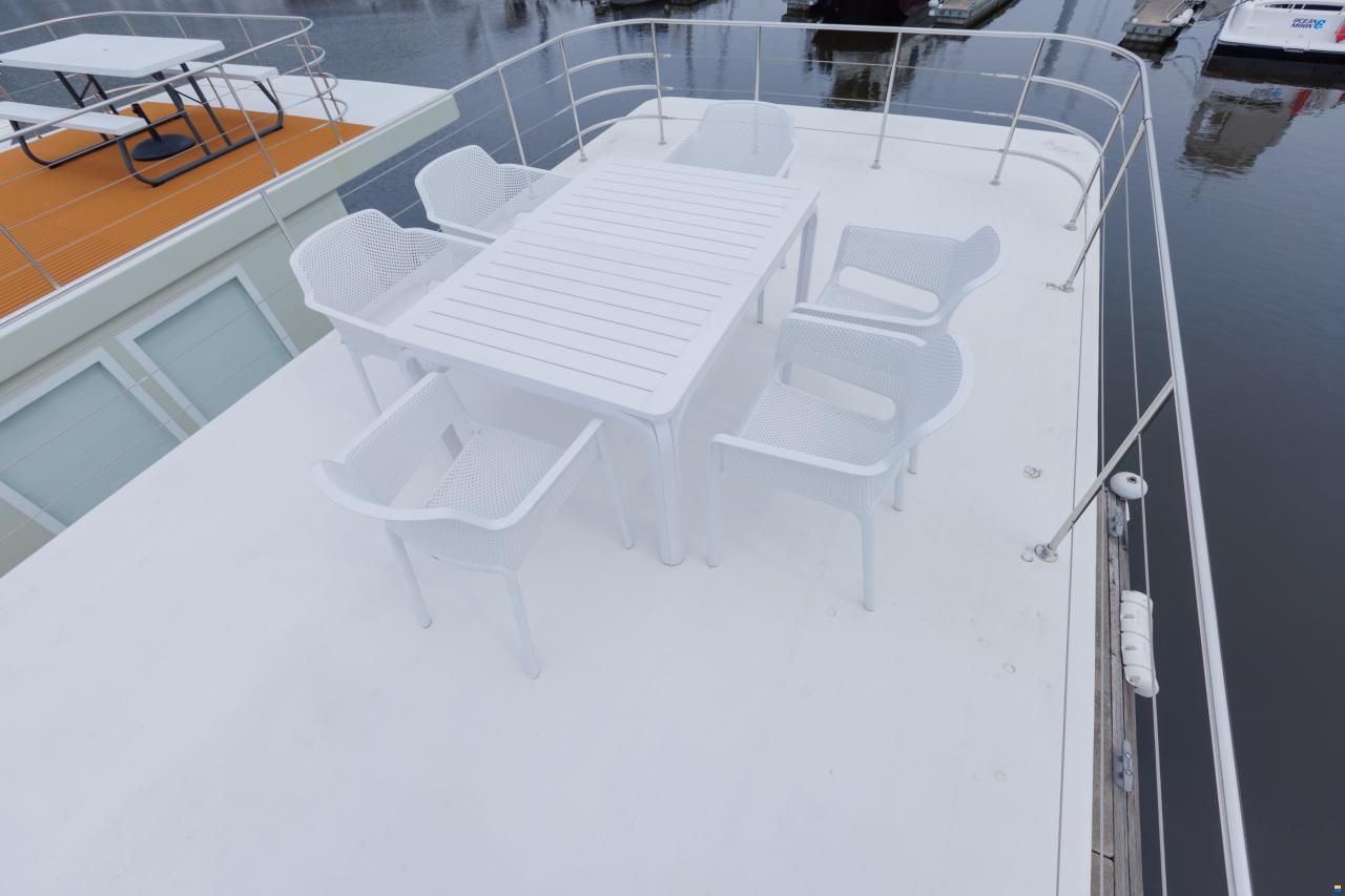 House Boat Japan 300