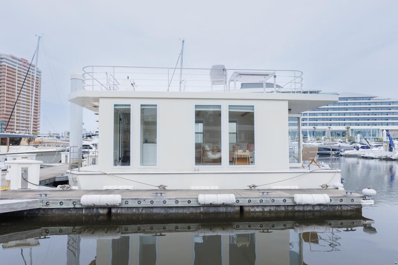 House Boat Japan 300