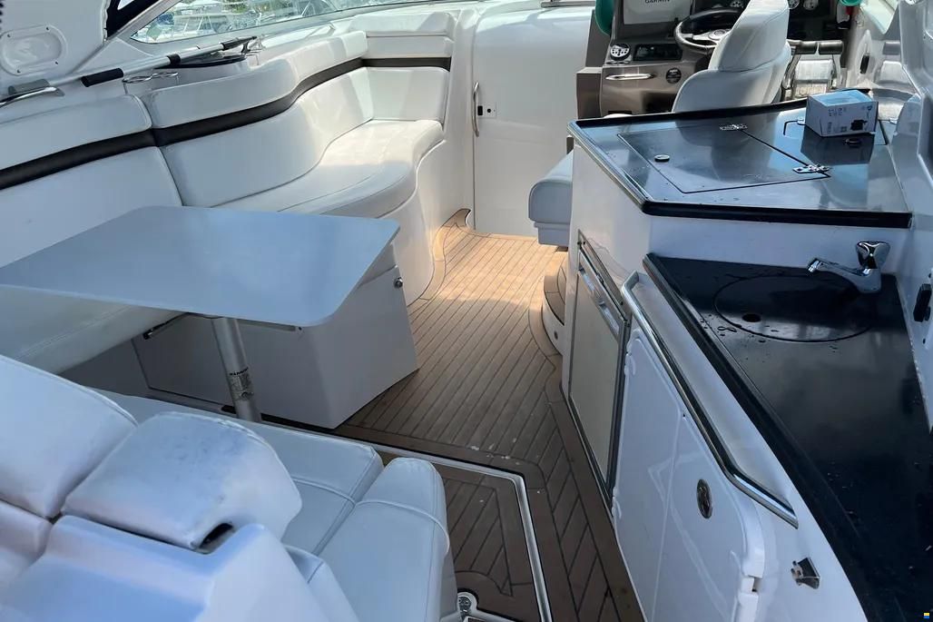 Rinker 310 Express Cruiser