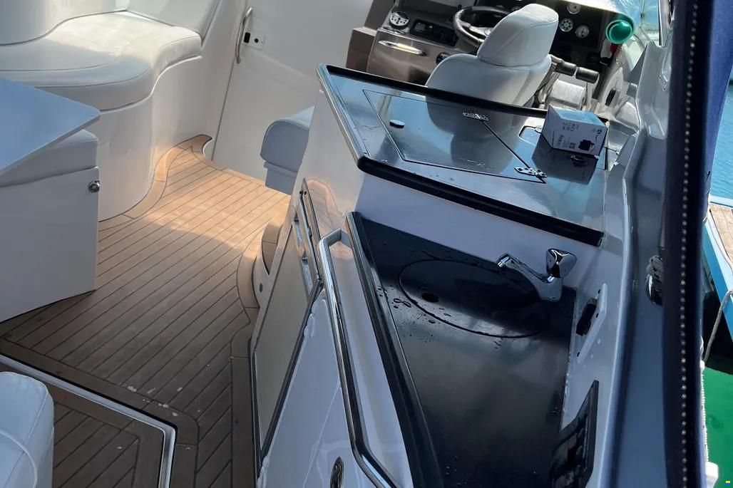 Rinker 310 Express Cruiser