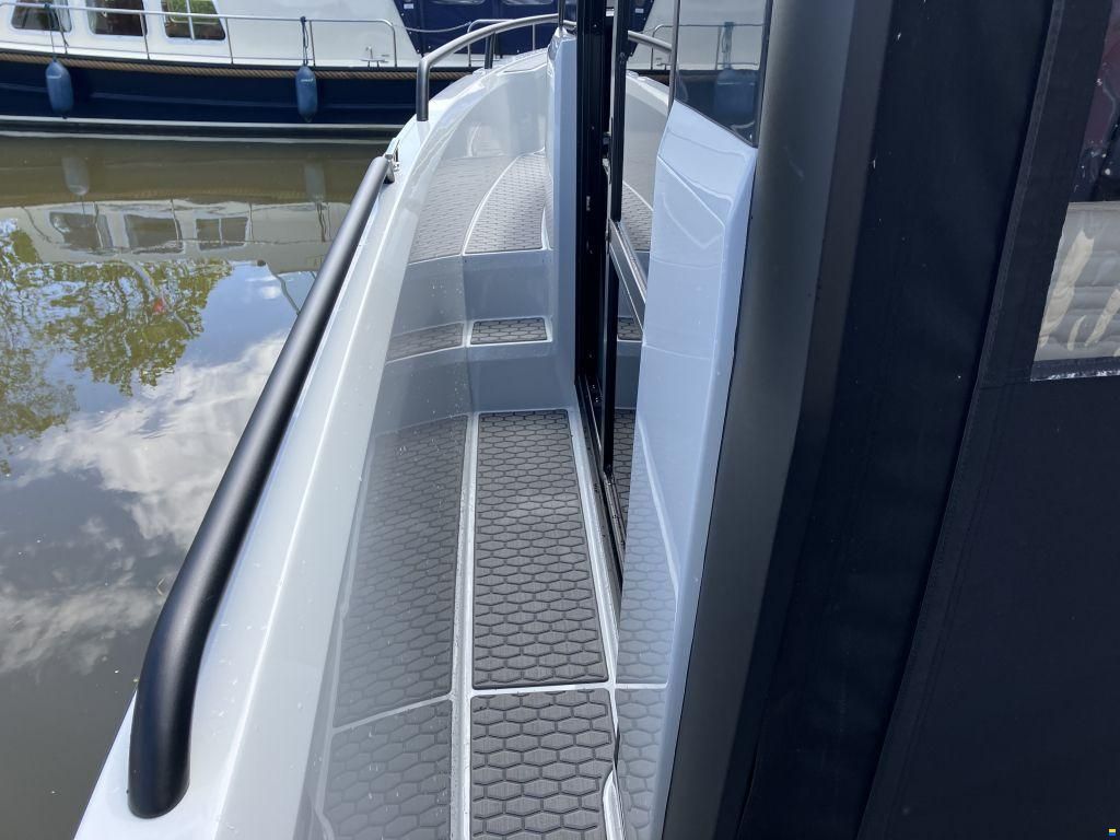 XO Boats DFNDR 9