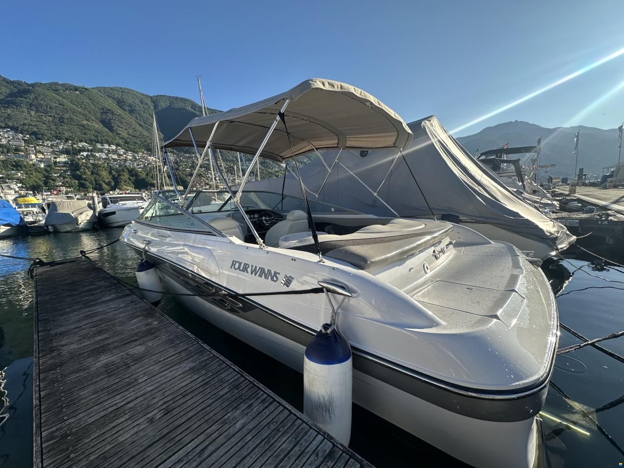 Four Winns 235 Sundowner