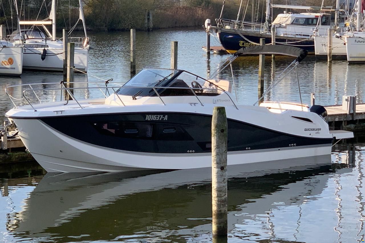 Quicksilver 875 Sundeck