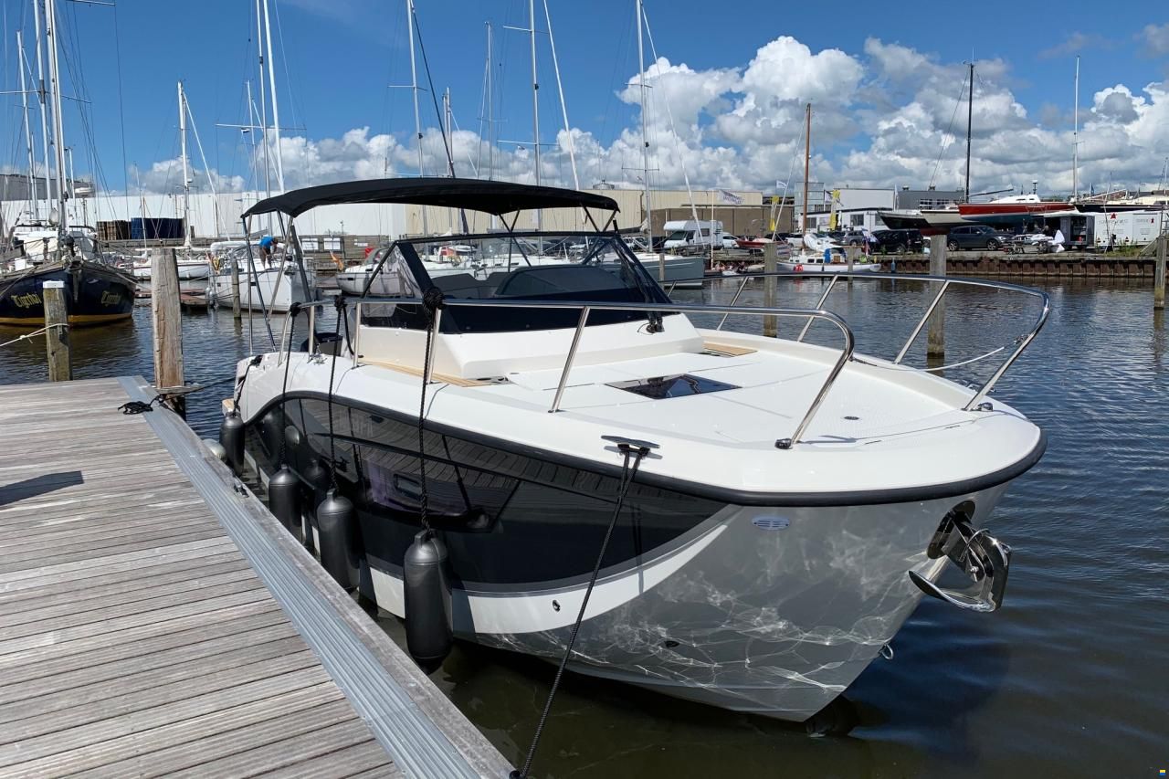 Quicksilver 875 Sundeck