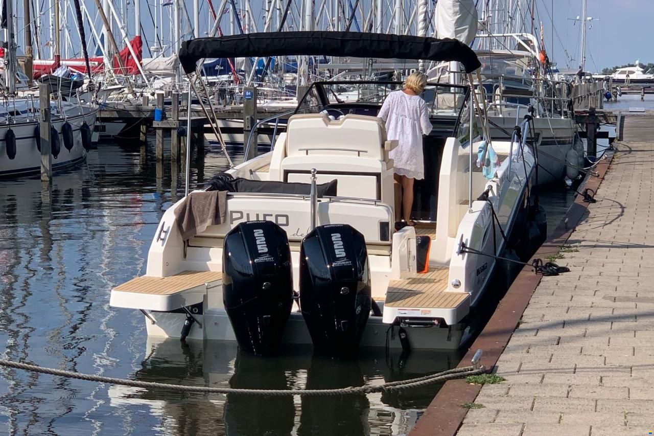 Quicksilver 875 Sundeck