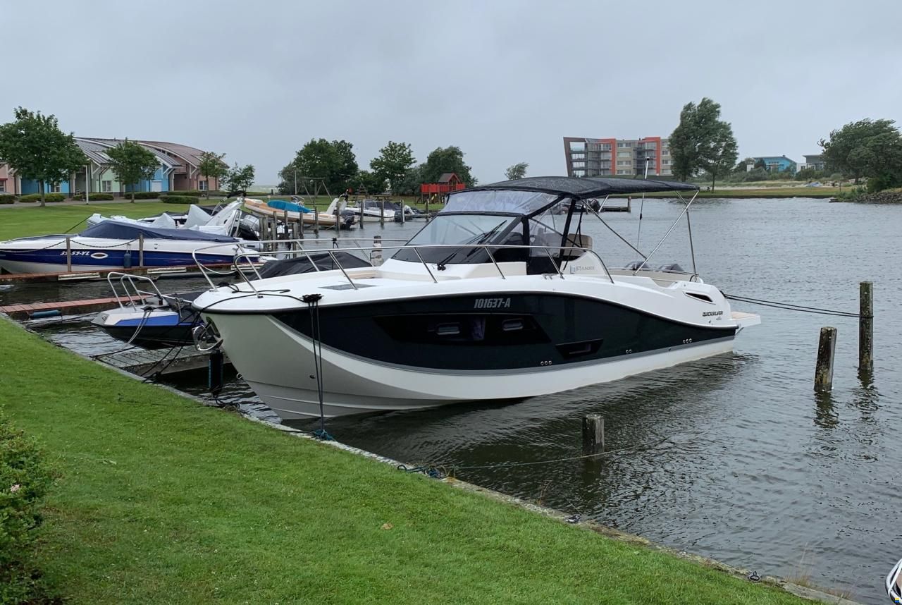 Quicksilver 875 Sundeck