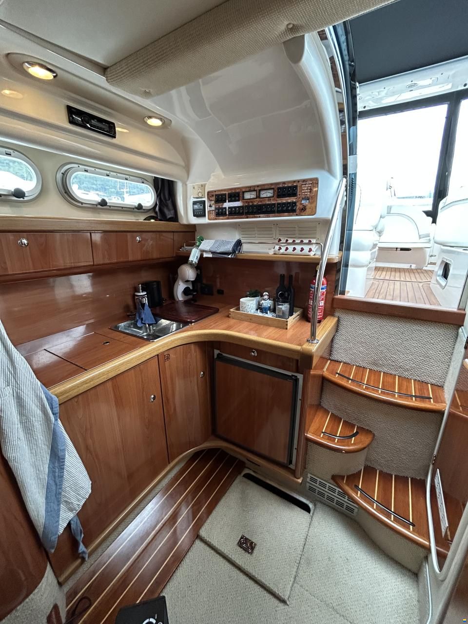 Sealine Sportcruiser 28