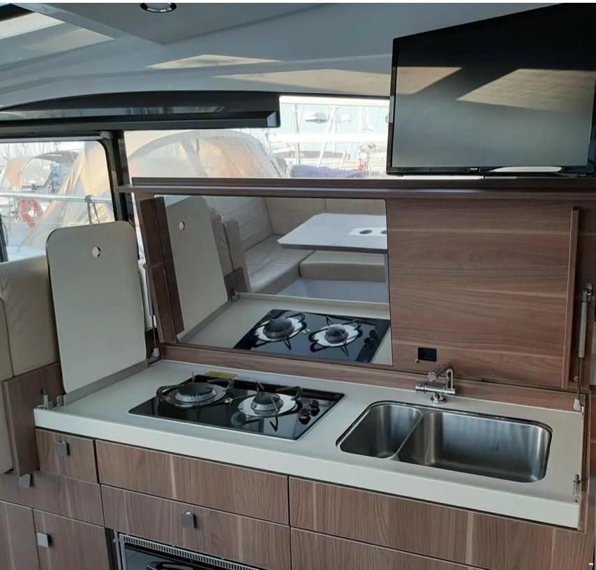 Sealine C330