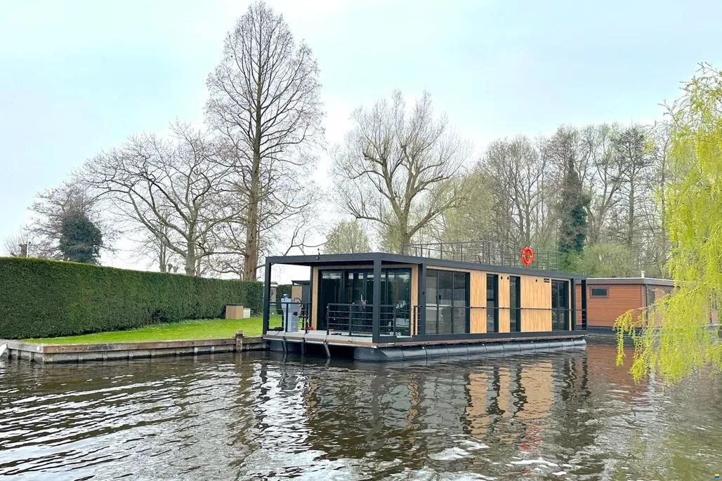 La Mare Modern 15 ProLine Houseboat