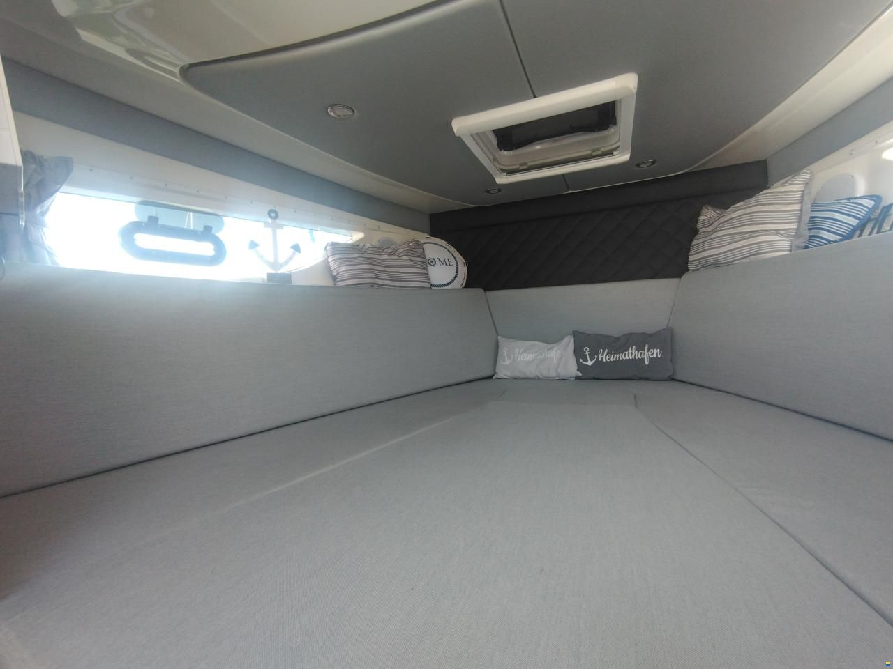 Quicksilver Activ 875 Sundeck